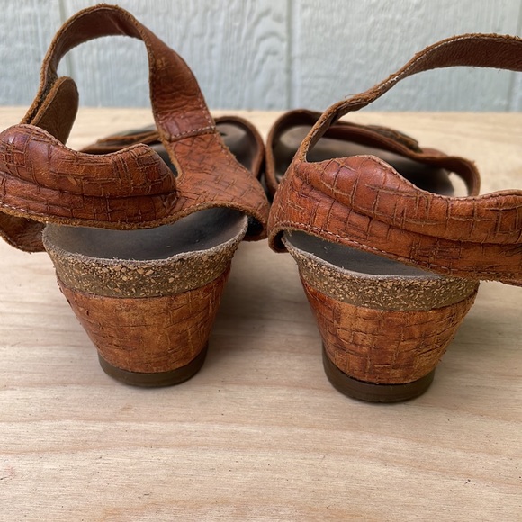 TAOS Womens Leather Wedge Sandals size 39 - Picture 4 of 9